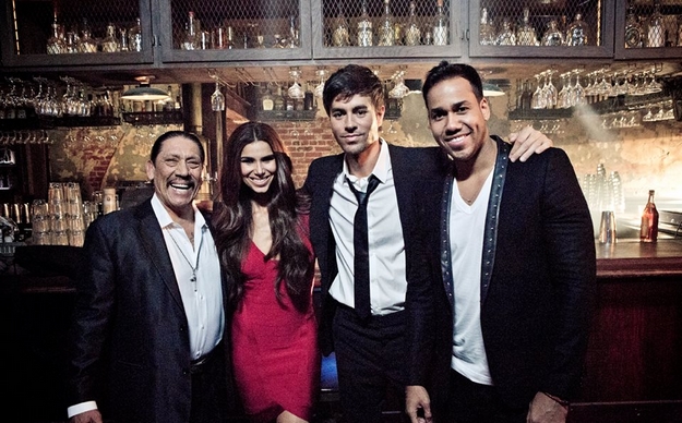 Enrique Iglesias e o elenco do vídeo 'Loco'