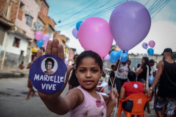 Criança homenageando Marielle no Complexo do Alemão. Foto: Mayara Donario/Agência Chama
