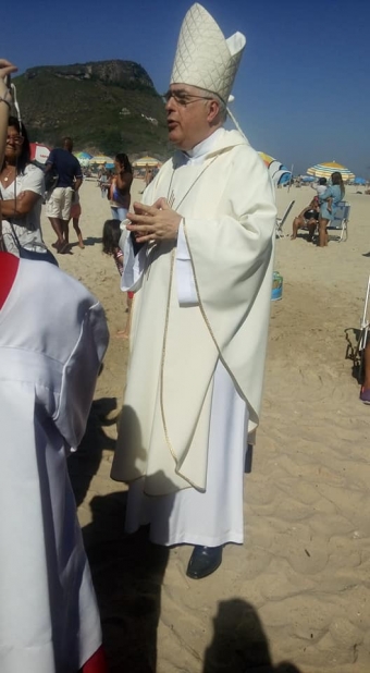Dom Roberto Lopes celebrou uma missa nas areias da Praia do Recreio. Foto: Ana Paula Mendes