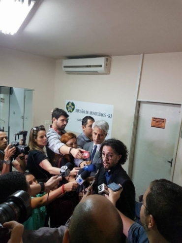 Os deputados Jean Wyllys (PSOL) e Alessandro Molon (Rede) se reuniram com delegado que investiga o caso. Foto: Facebook/reprodução