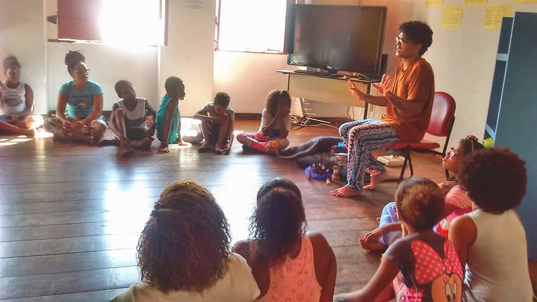Guga Bezerra contando histórias para as crianças. Foto: Laura Galvão