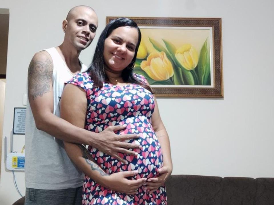 Felipe Moreira e sua esposa, grávida