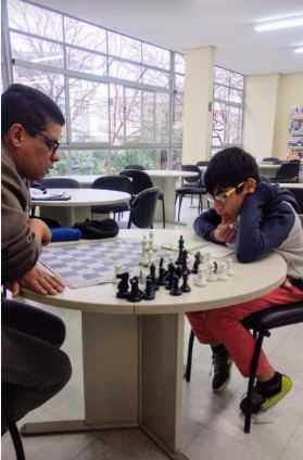 Campeão mundial de xadrez abandona partida contra jovem acusado de trapaça