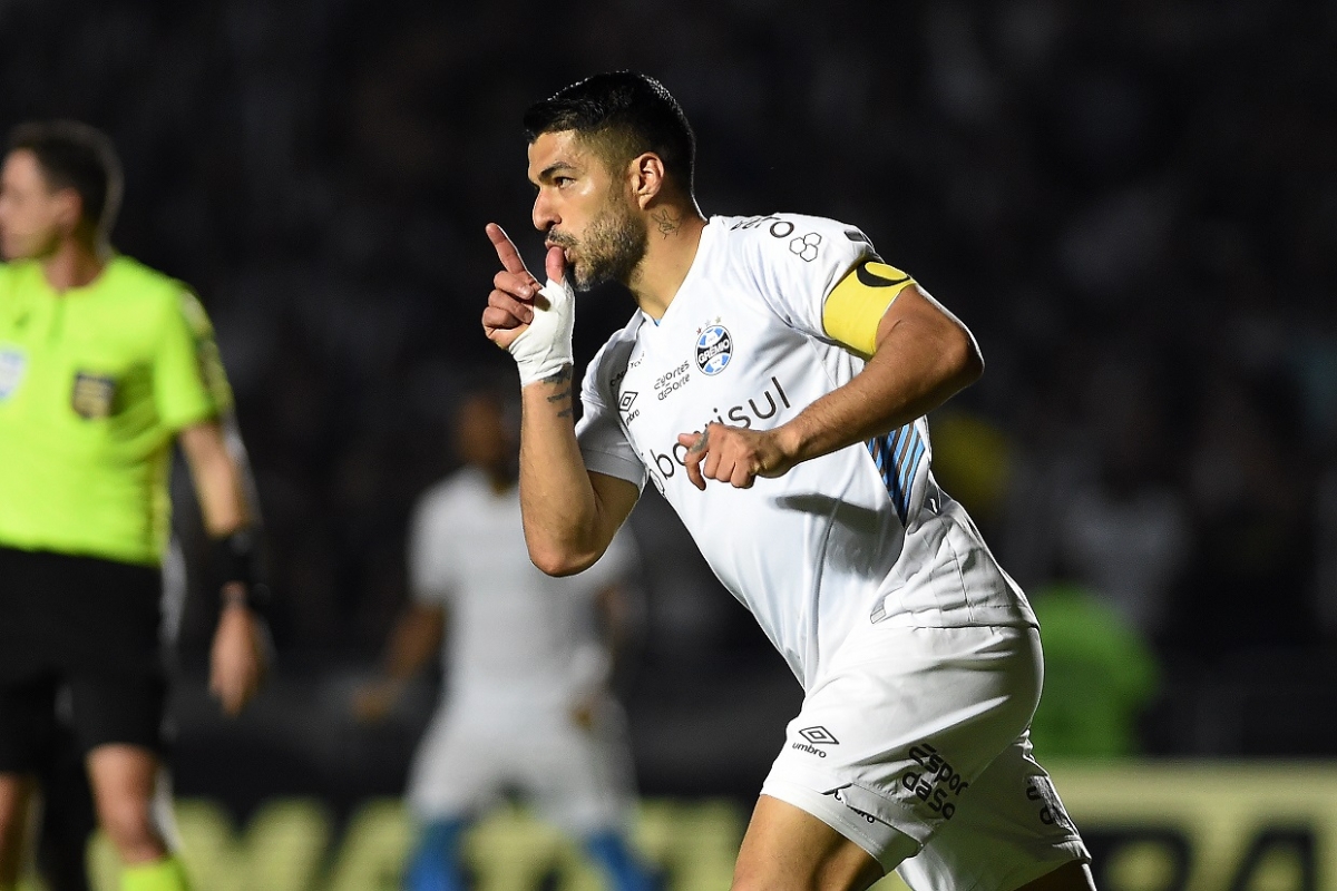 Bola aérea e força física: Tiquinho Soares chega ao Botafogo para